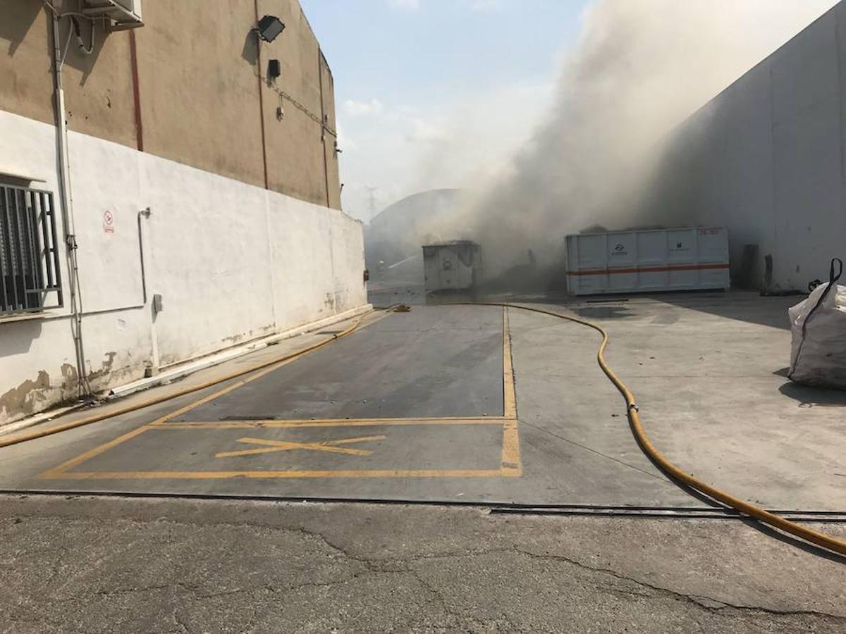 Fotos: Arde una empresa de reciclaje en el polígono industrial en Alboraya