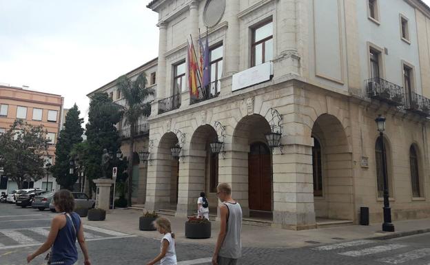 Fachada principal del Ayuntamiento de Gandia.