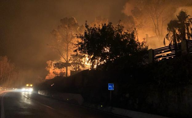 Efectivos del dispositivo en la zona del incendio de Llutxent.