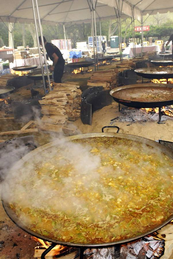 El Rumsey Playfield del Central Park en Nueva York ha acogido en alguna ocasión competiciones para ver quién cocina la mejor paella. La americana Sarah Jay vio la oportunidad de hacer negocio con este plato y fundó Paella Pans, donde vende todo tipo de accesorios para cocinarlas. 