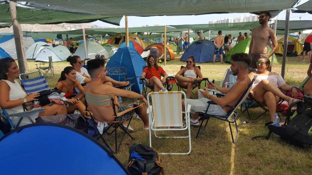 Los primeros campistas del Medusa disfrutan de la apertura del festival . 