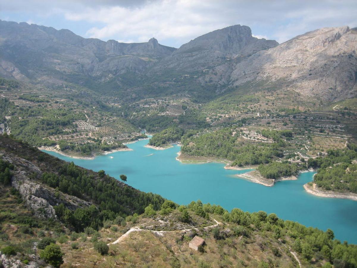 Valle de Guadalest, Alicante: viaje entre bellos paisajes con árboles y cumbres.