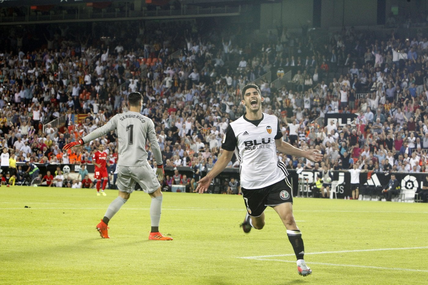 Guedes celebra uno de los dos goles que le hizo al Sevilla en Mestalla la pasada temporada. 