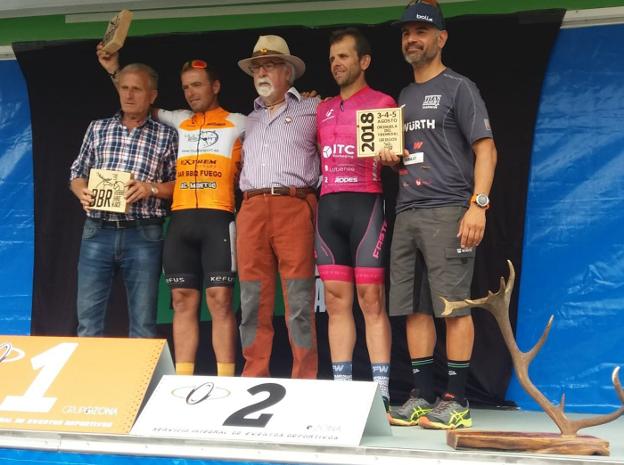 El ciclista Álex Segui en el podio tras ganar la prueba por etapas 'Berrea Bike Race'. 