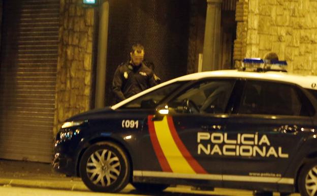 Un vehículo y un efectivo de la Policía Nacional 