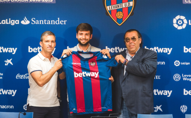 Sanjin Prcic junto al director deportivo Tito y el consejero Miguel Ángel Ruiz.