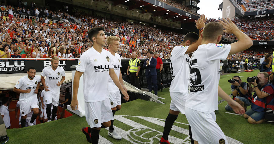 Estas son las mejores imágenes de la presentación del equipo en Mestalla y del Trofeo Naranja