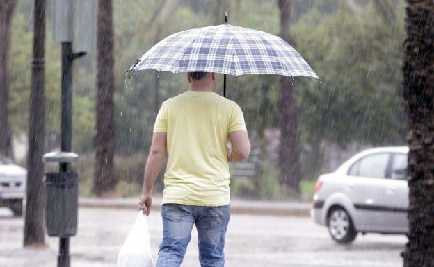 Imagen de archivo de lluvia en la ciudad de Valencia.