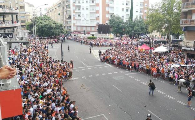 La afición espera al equipo a las puertas de Mestalla.