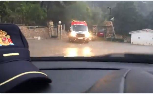 Dispositivo de la Policía Local de Gandia ante la lluvia en el incendio de Llutxent.