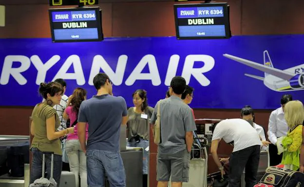 Pasajeros facturan sus equipajes en el mostrador de Ryanair en el aeropuerto de Barcelona. 