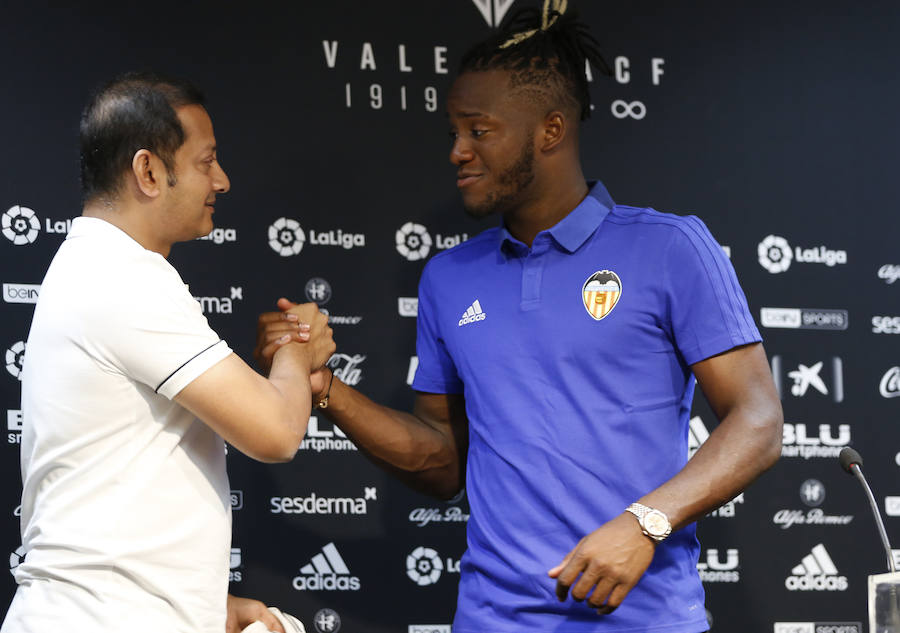 Fotos: Presentación de Batshuayi como nuevo jugador del Valencia CF