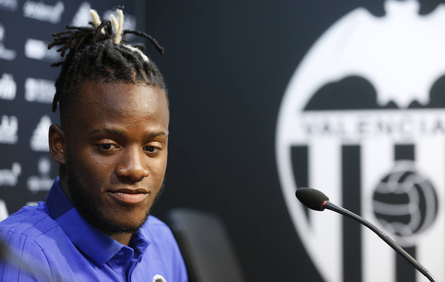 Fotos: Presentación de Batshuayi como nuevo jugador del Valencia CF