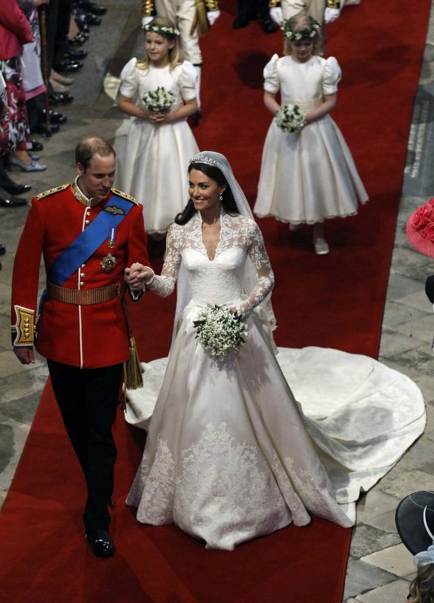 Guillermo y Catalina de Inglaterra, camino del altar sobre la alfombra confeccionada por la empresa Victoria PLC.