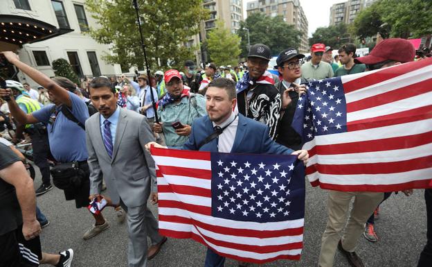 Jason Kessler lidera una manifestación de neonazis en Washington. 