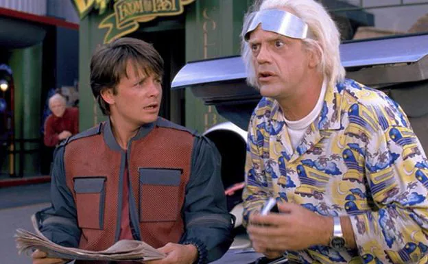 Michael J. Fox (i) y Christopher Lloyd (d) en una escena de la película 'Regreso al futuro II'.