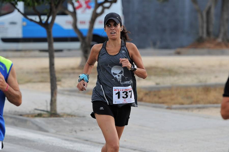 Más de 200 corredores completaron los 4,8 kilómetros del recorrido. Pablo González y Carolina Fauli resultaron vencedores sobre la meta situada en el campo de fútbol municipal de San Antonio de Benagéber.