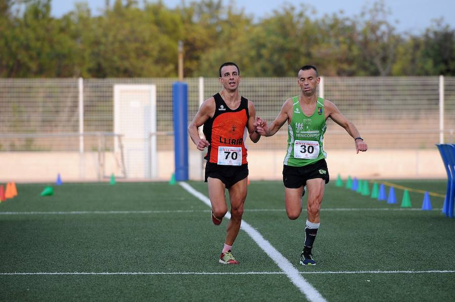 Más de 200 corredores completaron los 4,8 kilómetros del recorrido. Pablo González y Carolina Fauli resultaron vencedores sobre la meta situada en el campo de fútbol municipal de San Antonio de Benagéber.