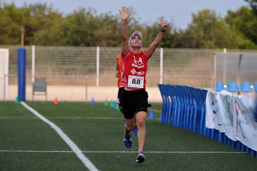 Más de 200 corredores completaron los 4,8 kilómetros del recorrido. Pablo González y Carolina Fauli resultaron vencedores sobre la meta situada en el campo de fútbol municipal de San Antonio de Benagéber.