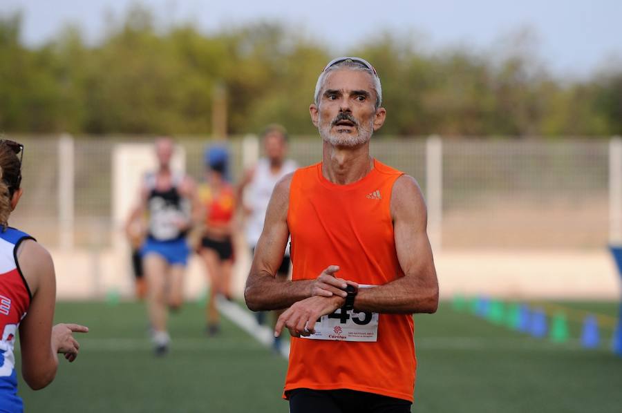 Más de 200 corredores completaron los 4,8 kilómetros del recorrido. Pablo González y Carolina Fauli resultaron vencedores sobre la meta situada en el campo de fútbol municipal de San Antonio de Benagéber.