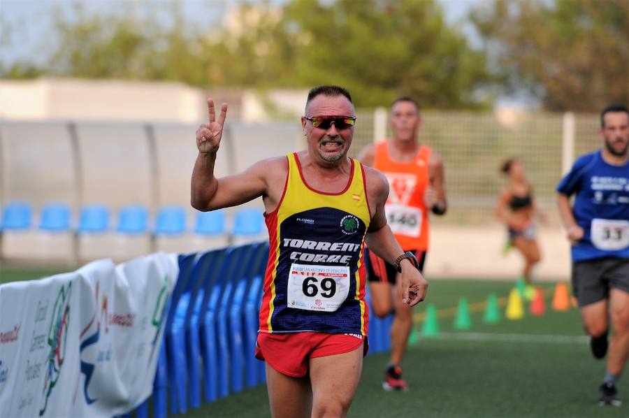 Más de 200 corredores completaron los 4,8 kilómetros del recorrido. Pablo González y Carolina Fauli resultaron vencedores sobre la meta situada en el campo de fútbol municipal de San Antonio de Benagéber.