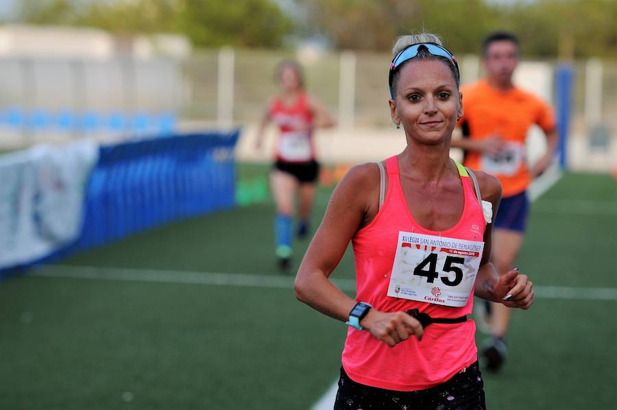 Más de 200 corredores completaron los 4,8 kilómetros del recorrido. Pablo González y Carolina Fauli resultaron vencedores sobre la meta situada en el campo de fútbol municipal de San Antonio de Benagéber.