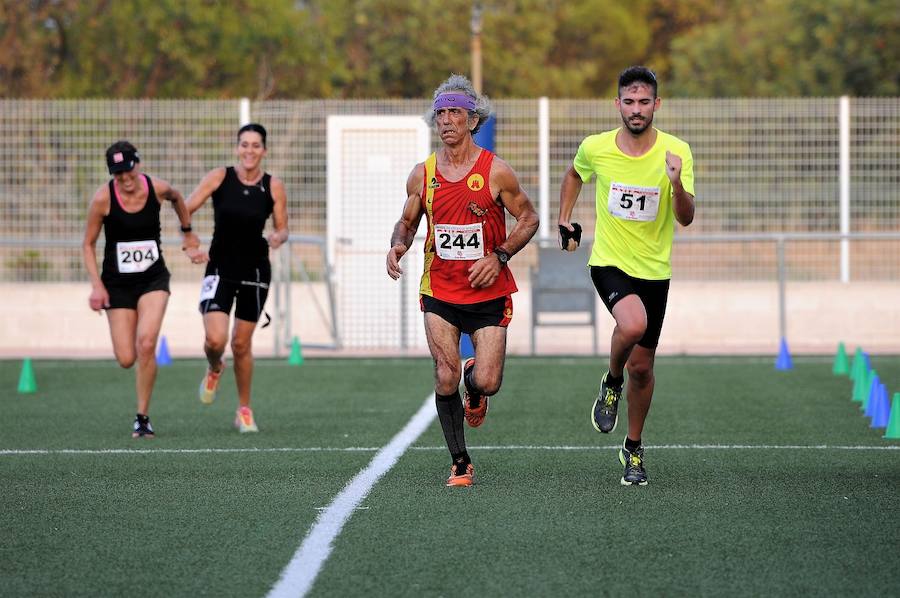 Más de 200 corredores completaron los 4,8 kilómetros del recorrido. Pablo González y Carolina Fauli resultaron vencedores sobre la meta situada en el campo de fútbol municipal de San Antonio de Benagéber.