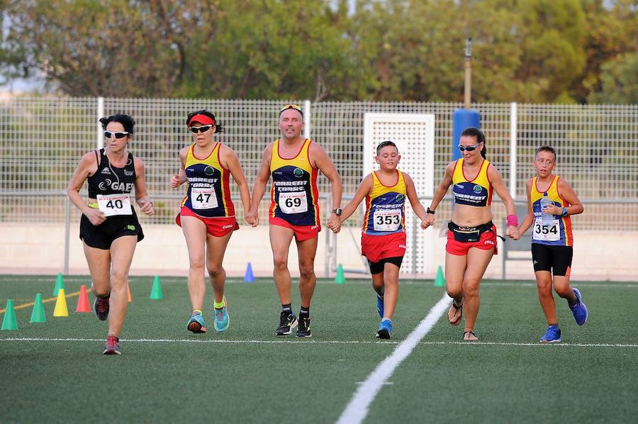 Más de 200 corredores completaron los 4,8 kilómetros del recorrido. Pablo González y Carolina Fauli resultaron vencedores sobre la meta situada en el campo de fútbol municipal de San Antonio de Benagéber.