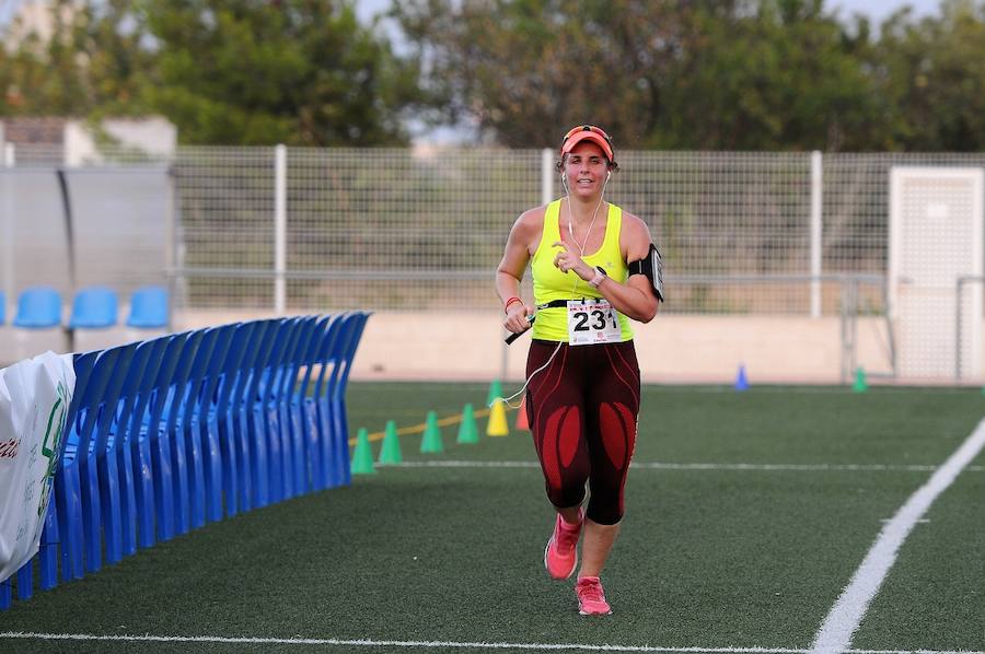 Más de 200 corredores completaron los 4,8 kilómetros del recorrido. Pablo González y Carolina Fauli resultaron vencedores sobre la meta situada en el campo de fútbol municipal de San Antonio de Benagéber.