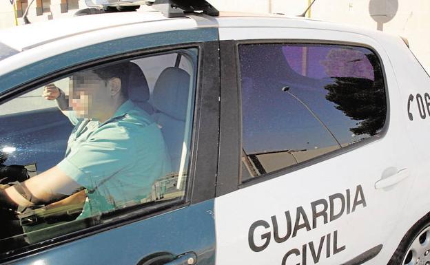 Un agente de la Guardia Civil en su vehículo 