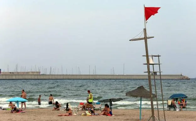 La playa de Pinedo, en Valencia, es un ejemplo de estas playas que se han visto amenzadas por los vertidos 