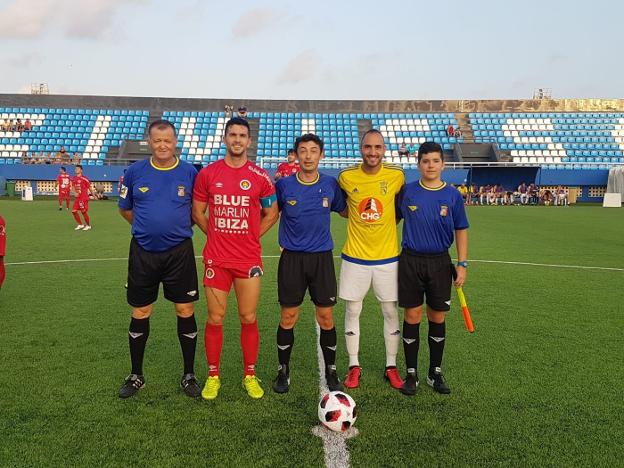 Los capitanes de ambos equipos con el trío arbitral antes de iniciarse el encuentro. 