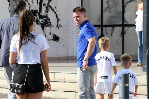 Gameiro junto a su esposa y sus hijos en Paterna. 