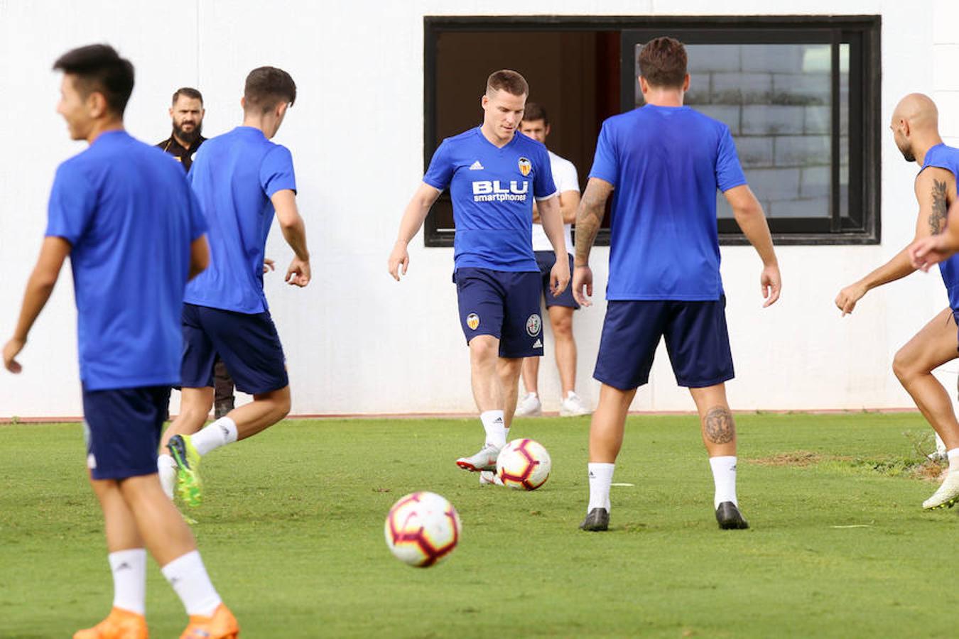 Marcelino ya trabaja con Batshuayi y Gameiro. Los dos últimos futbolistas en llegar a Valencia, el belga aterrizó en Manises el sábado mientras el francés lo hizo el domingo, trabajan en Paterna en la primera sesión de la semana. Ambos llegan en buen estado de forma y ya piensan en estrenar la elástica del centenario el lunes ante el Atlético.