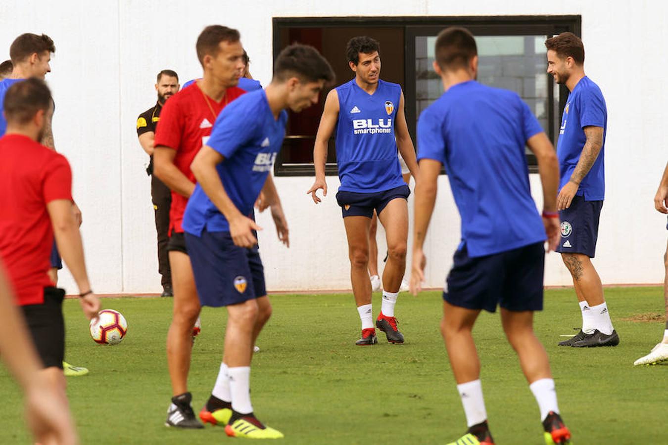 Marcelino ya trabaja con Batshuayi y Gameiro. Los dos últimos futbolistas en llegar a Valencia, el belga aterrizó en Manises el sábado mientras el francés lo hizo el domingo, trabajan en Paterna en la primera sesión de la semana. Ambos llegan en buen estado de forma y ya piensan en estrenar la elástica del centenario el lunes ante el Atlético.