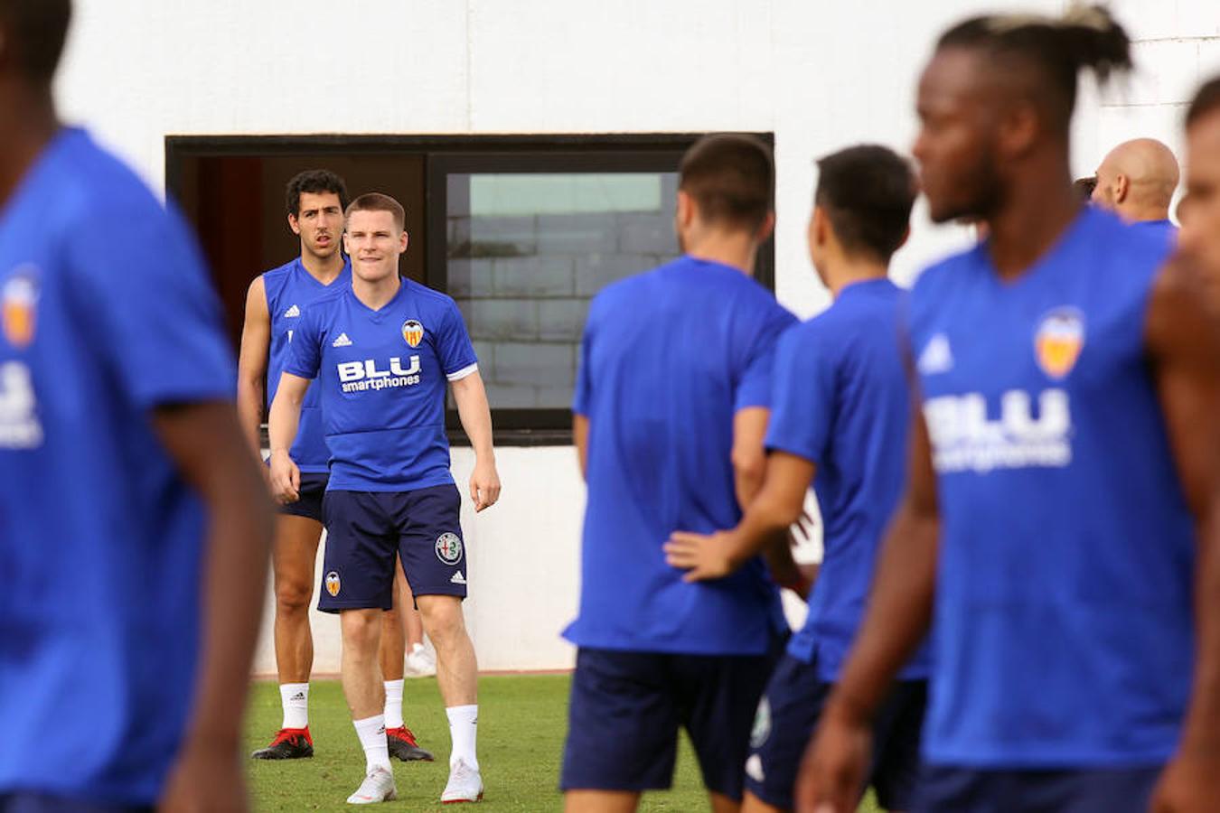 Marcelino ya trabaja con Batshuayi y Gameiro. Los dos últimos futbolistas en llegar a Valencia, el belga aterrizó en Manises el sábado mientras el francés lo hizo el domingo, trabajan en Paterna en la primera sesión de la semana. Ambos llegan en buen estado de forma y ya piensan en estrenar la elástica del centenario el lunes ante el Atlético.