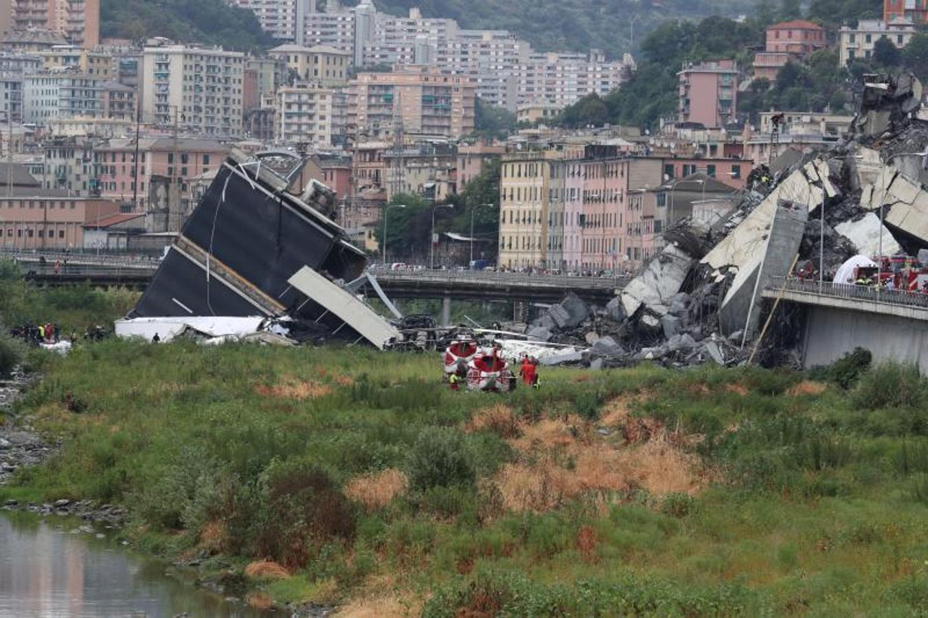 Numeros vehículos se han precipitado al vacío tras el derrumbe de la infraestructura