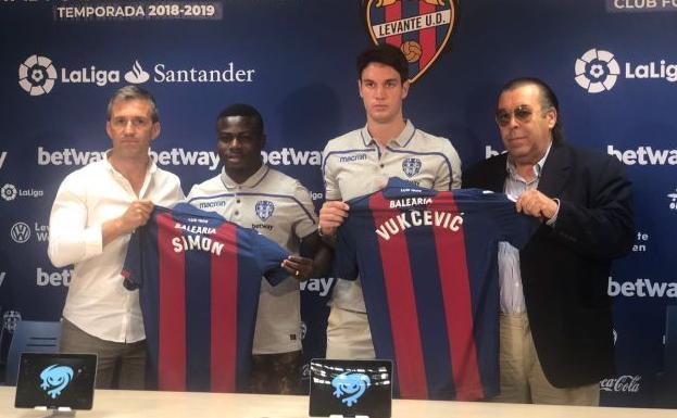 Simon y Vukcevic durante su presentación con el Levante UD.