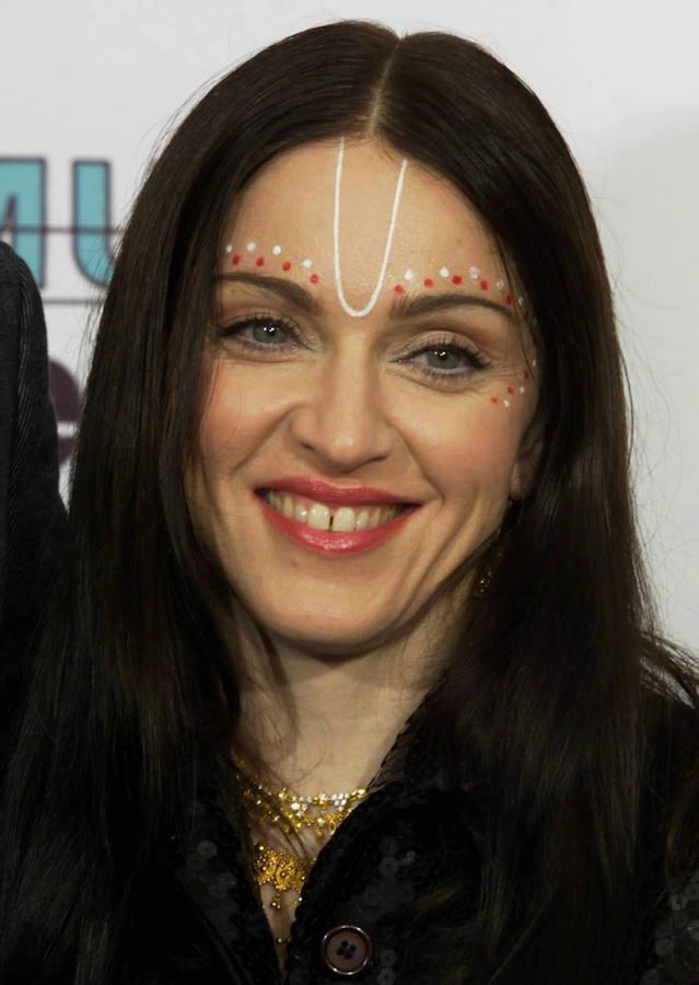 Transgresora, irónica, polémica, excesiva... Madonna ha evolucionado con los años, y ya no sólo en su forma de cantar (enamoró a todos con 'Like a Virgin', 'Like a Prayer ' o 'Isla Bonita'), sino también en su forma de vestir y con su físico. Pero ella no es la única artista que este año ha soplado o soplará 60 velas en la tarta. Son muchos y muy conocidos los actores, directores de cine y periodistas que durante este 2018 también cumplirán seis décadas. Aquí dejamos el impresionante cambio físico de cada uno de ellos.