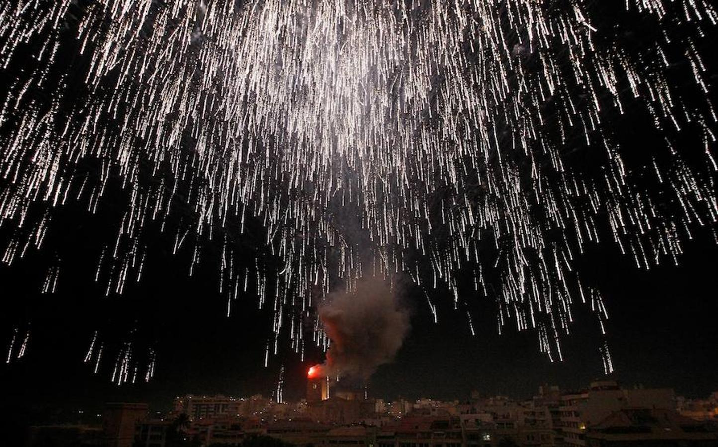 El espectáculo pirotécnico de la Nit de l'Albà ha llendo esta noche de sonido, luz y color el cielo de Elche con más de 64.000 cohetes y 450 palmeras que se disparan desde diferentes puntos de la ciudad.