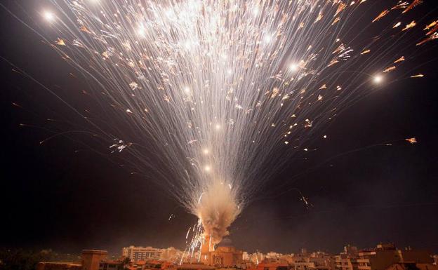 Nit de l'Albà de Elche | La Nit de l'Albà tiñe, ilumina y hace retumbar a Elche