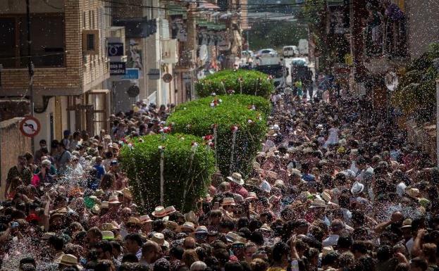 Las tradicionales Alfábegues de Bétera recorren las calles del municipio.