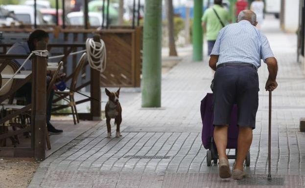 Un anciano pasea por una calle de Valencia.