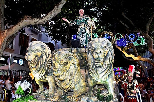 El capitán de la filà Mozárabes, Vicente Correcher Gómez sobre la carroza. 
