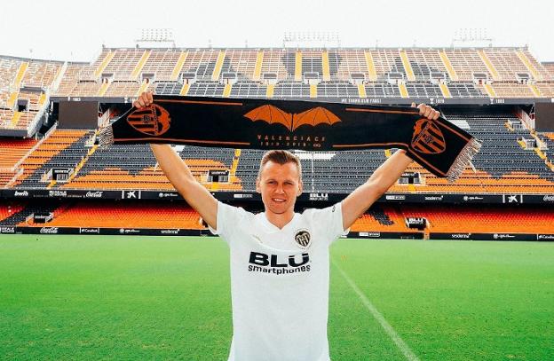 Cheryshev posa con la camiseta y la bufanda del Valencia. 