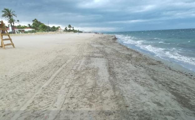 La playa de Dénia, desierta, 