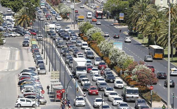 Atasco en Valencia. Los coche diésel son los que mayor cantidad de NOx emiten. 