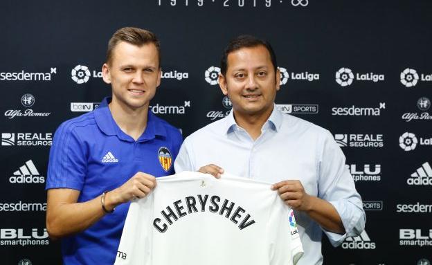 Denis Cheryshev junto al presidente del Valencia, Anil Murthy, durante su presentación como jugador del equipo.