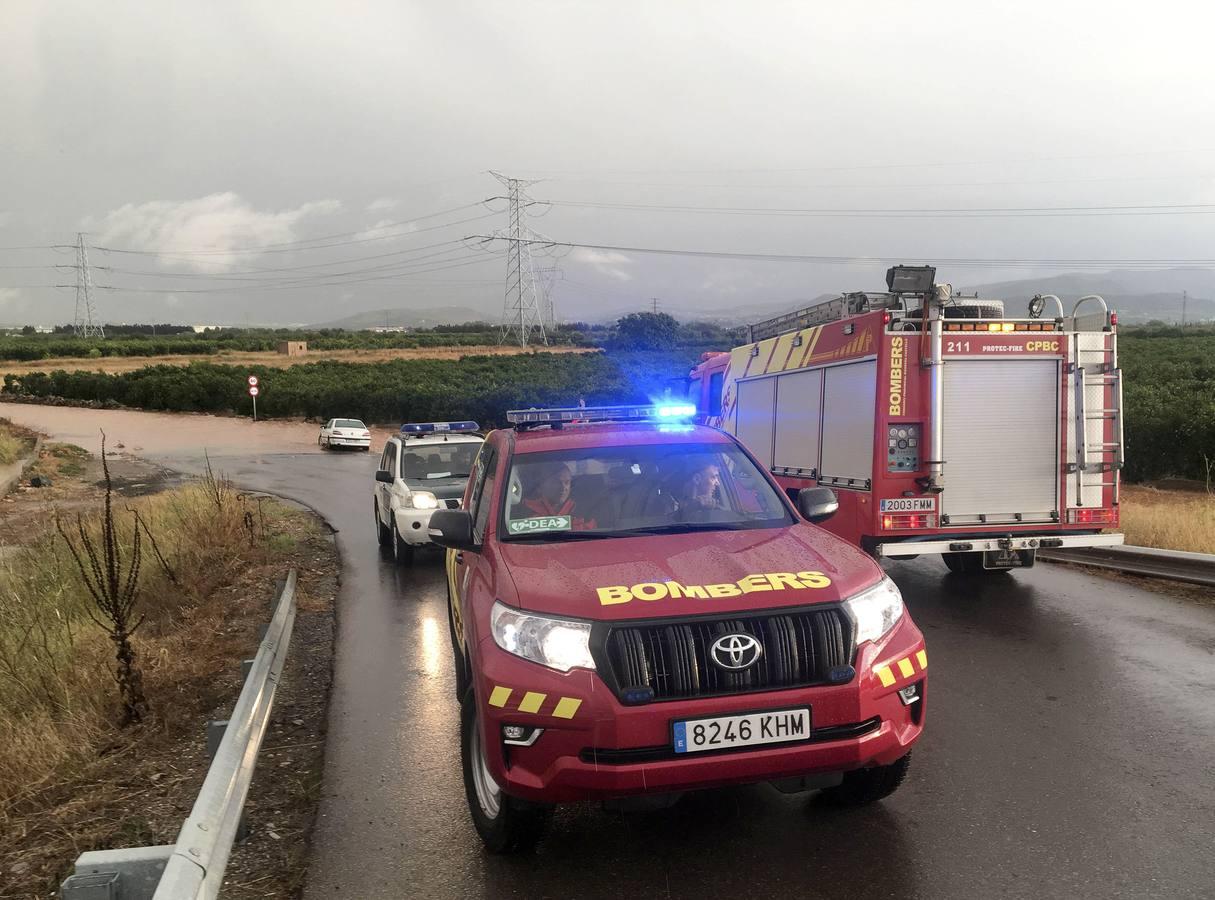 Rescate de vehículos y personas atrapadas por la lluvia en el sur de Castellón.