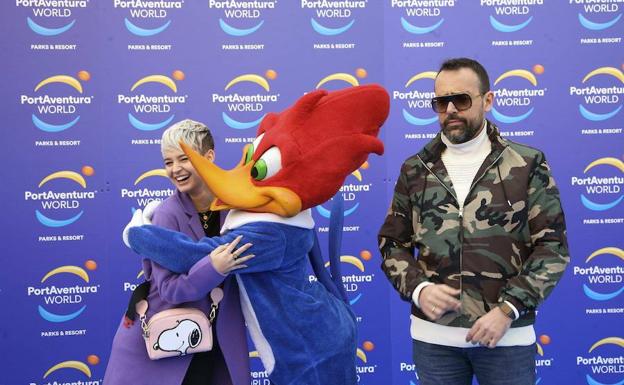 Laura Escanes y Risto Mejide durante una visita al parque de atracciones de PortAventura 